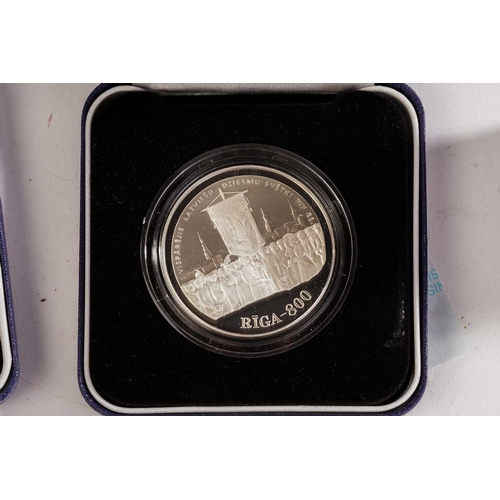 366 - UK silver and silver proof coins, comprising a Battle of Waterloo silver proof 2015, 50th Anniversar... 