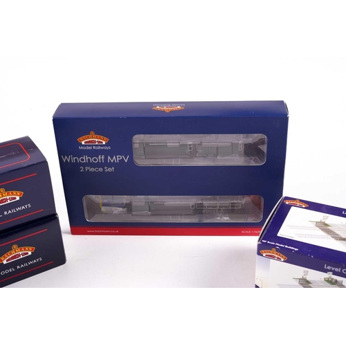 410 - Four boxed Bachman Branch-Line items, comprising 32-901 Class 108 DMU 2 Car 'Network Southeast', 32-... 