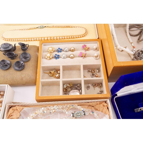 10 - A collection of mixed collection of costume and other jewellery including a Seiko quartz watch, boxe... 