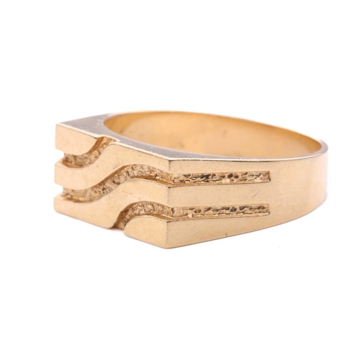 122 - A modernist ring, the rectangular ring head consists of textured grooves in wavy design, to tapering... 