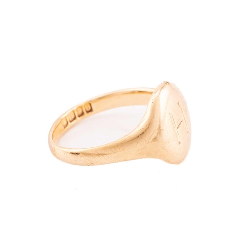 213 - A signet ring in 18ct yellow gold, with the initial 'H' engraved on the oval ring head, to a taperin... 