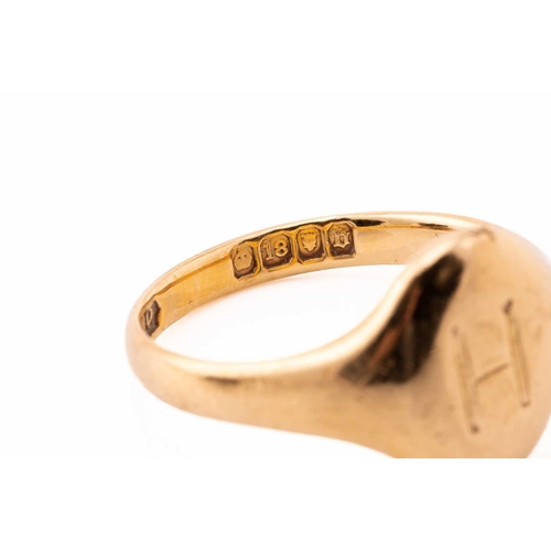 213 - A signet ring in 18ct yellow gold, with the initial 'H' engraved on the oval ring head, to a taperin... 