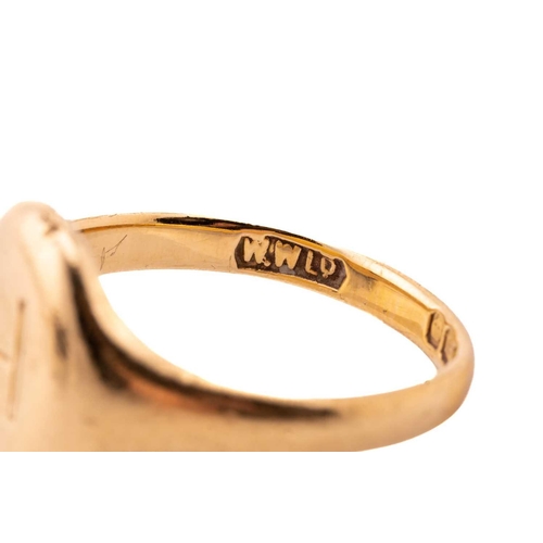 213 - A signet ring in 18ct yellow gold, with the initial 'H' engraved on the oval ring head, to a taperin... 