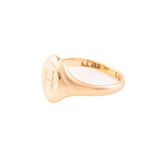 213 - A signet ring in 18ct yellow gold, with the initial 'H' engraved on the oval ring head, to a taperin... 