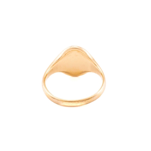 213 - A signet ring in 18ct yellow gold, with the initial 'H' engraved on the oval ring head, to a taperin... 