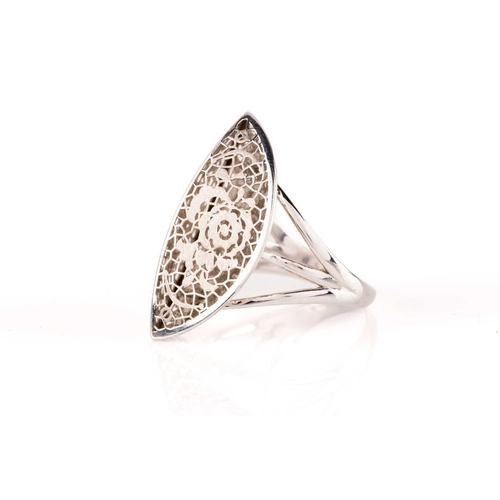 244 - A lacework dress ring, from the collection 