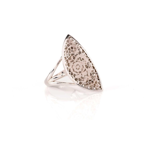 244 - A lacework dress ring, from the collection 