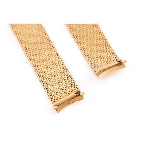 288A - An 18mm woven yellow metal strap stamped '750' with a folding clasp with an over-length of 15.5cm. T... 