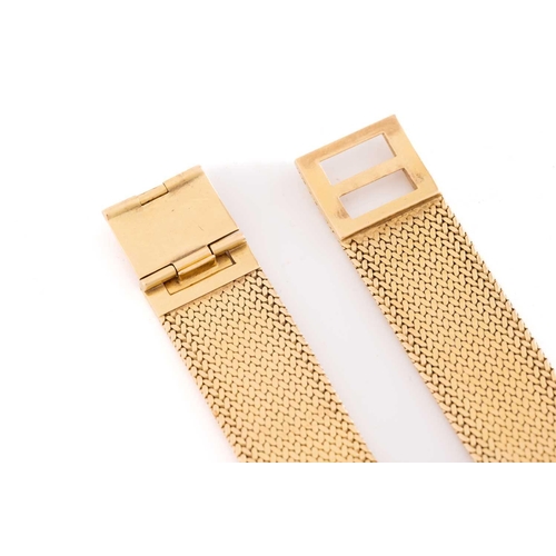 288A - An 18mm woven yellow metal strap stamped '750' with a folding clasp with an over-length of 15.5cm. T... 