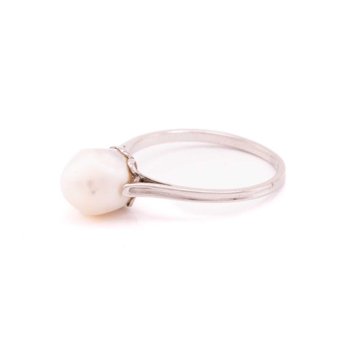 36 - A pearl solitaire ring, featuring a natural pearl of 7.1 x 7.3 x 8.5 mm, set in a flower mount, to a... 