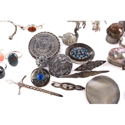 41 - A mixed collection of jewellery and trinkets, including a necklace with malachite bead interspaces, ... 