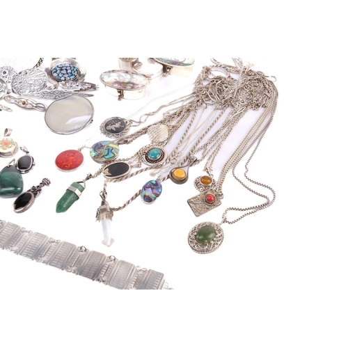 41 - A mixed collection of jewellery and trinkets, including a necklace with malachite bead interspaces, ... 