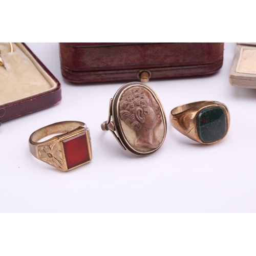 48 - A small collection of jewellery items, including a bloodstone signet ring in 9ct gold, size Q; a car... 