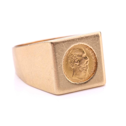 52 - A commemorative coin ring in signet style, the square ring head mounted with a Maximiliano Emperador... 