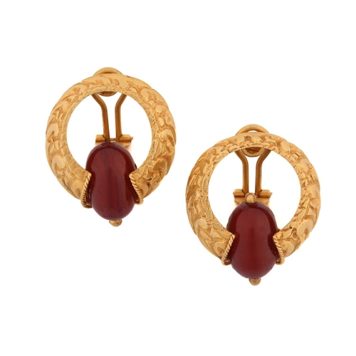 53 - A pair of hoop earrings in 18ct yellow gold, each comprising an agate bead, set within a horseshoe-s... 