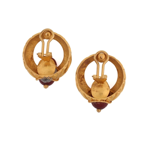 53 - A pair of hoop earrings in 18ct yellow gold, each comprising an agate bead, set within a horseshoe-s... 