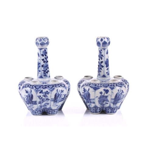 90 - A pair of Chinese blue & white quintal bulb vases, late Qing, with garlic mouth and painted with pan... 