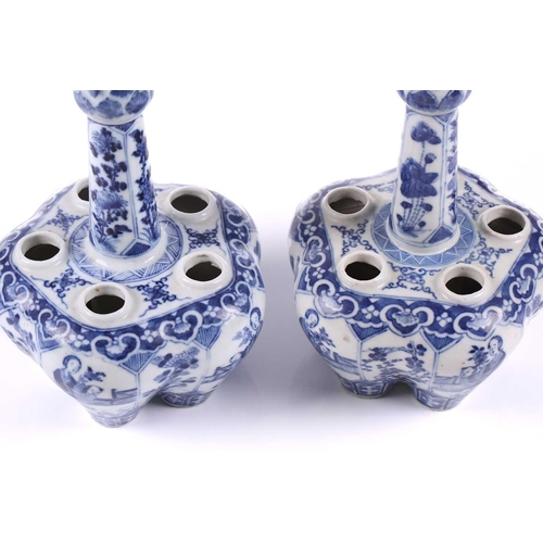 90 - A pair of Chinese blue & white quintal bulb vases, late Qing, with garlic mouth and painted with pan... 