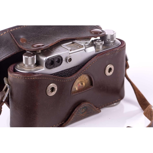 191 - A 1958 Leica DBP Ernst Leitz GMBH Wetzlar IIIg camera, (No 933881), with Ernst Leitz GMBH Wetzlar Su... 