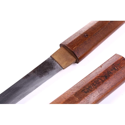 459 - A Japanese World War II Kamikaze-type tanto in simple beech wood mounts bearing a personal inscripti... 