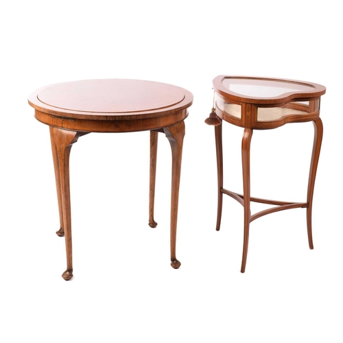 131 - An Edwardian satinwood heart-shaped bijouterie table in the manner of Druce & Co of London, inlaid w... 
