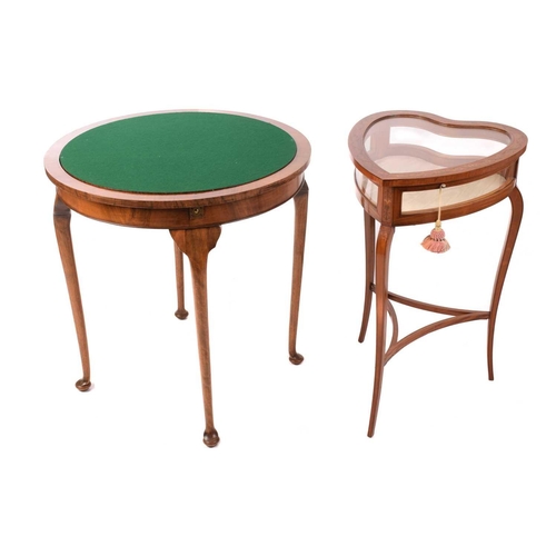 131 - An Edwardian satinwood heart-shaped bijouterie table in the manner of Druce & Co of London, inlaid w... 