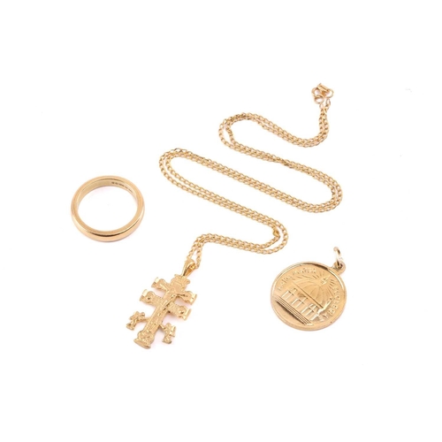 140 - An 18ct gold wedding band together with two religious pendants and a chain. The 18ct wedding ring me... 