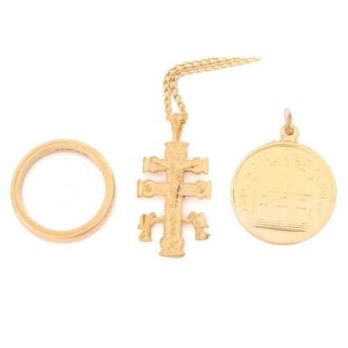 140 - An 18ct gold wedding band together with two religious pendants and a chain. The 18ct wedding ring me... 