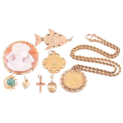 141 - A small collection of miscellaneous jewellery items; to include an Elizabeth II full sovereign penda... 