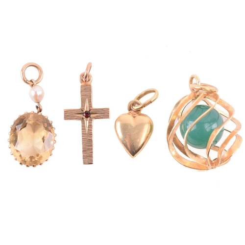 141 - A small collection of miscellaneous jewellery items; to include an Elizabeth II full sovereign penda... 