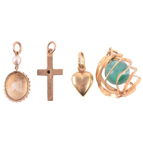 141 - A small collection of miscellaneous jewellery items; to include an Elizabeth II full sovereign penda... 