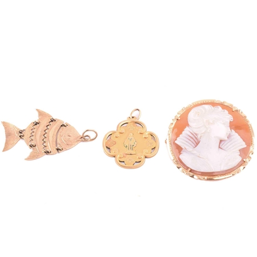 141 - A small collection of miscellaneous jewellery items; to include an Elizabeth II full sovereign penda... 