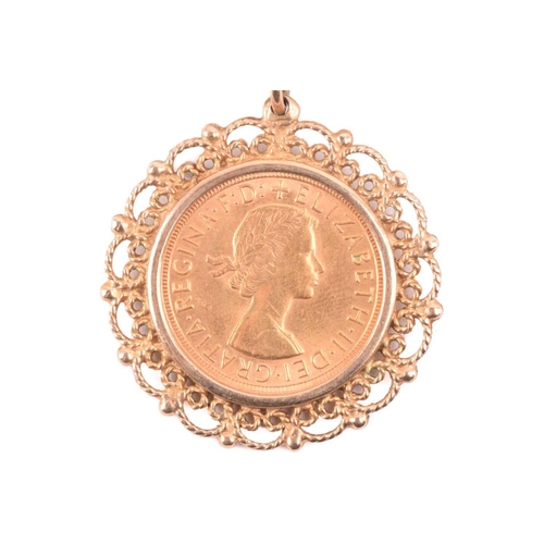 141 - A small collection of miscellaneous jewellery items; to include an Elizabeth II full sovereign penda... 