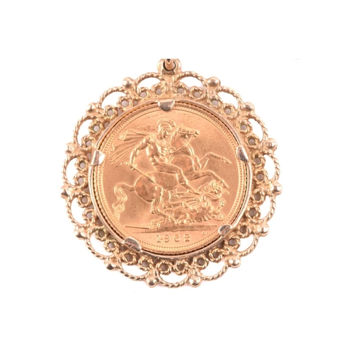 141 - A small collection of miscellaneous jewellery items; to include an Elizabeth II full sovereign penda... 