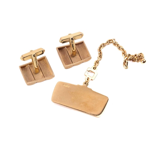 142 - An 18ct gold Jaguar key fob, in the form of a radiator grill with an applied jaguar, hallmarked for ... 