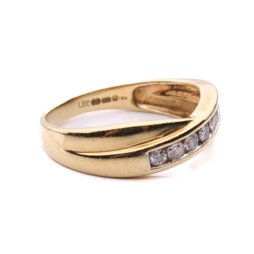157 - A seven stone diamond cross over ring, set with a row of round brilliant cut diamonds, with a total ... 