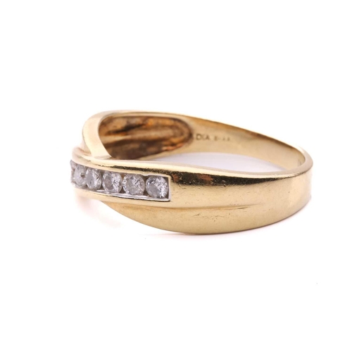 157 - A seven stone diamond cross over ring, set with a row of round brilliant cut diamonds, with a total ... 