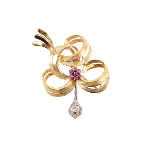 171 - A gem-set bow brooch in 18ct gold, of ribbon form with Florentine finish, embellished with a ruby cl... 