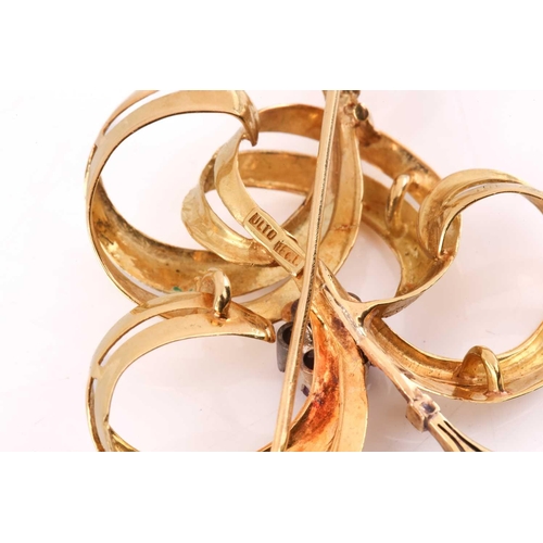 171 - A gem-set bow brooch in 18ct gold, of ribbon form with Florentine finish, embellished with a ruby cl... 