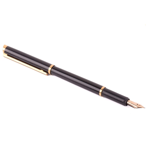 269 - Dunhill - collectors' lot comprising a lighter, a fountain pen and a watch; the Rollagas lighter wit... 