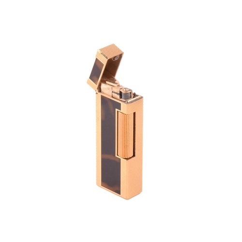 269 - Dunhill - collectors' lot comprising a lighter, a fountain pen and a watch; the Rollagas lighter wit... 
