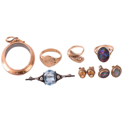 273 - A collection of jewellery incuding a signet ring hallmarked 9ct gold, ring size U, a dolphin ring wi... 