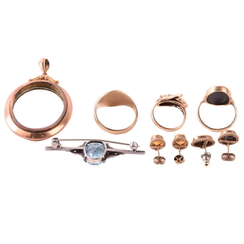 273 - A collection of jewellery incuding a signet ring hallmarked 9ct gold, ring size U, a dolphin ring wi... 