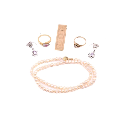 277 - Assorted jewellery items including a 9ct yellow money clip, a synthetic ruby and diamond three-stone... 