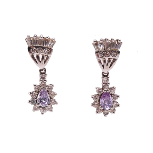 277 - Assorted jewellery items including a 9ct yellow money clip, a synthetic ruby and diamond three-stone... 