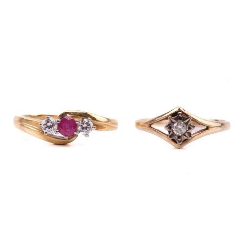 277 - Assorted jewellery items including a 9ct yellow money clip, a synthetic ruby and diamond three-stone... 