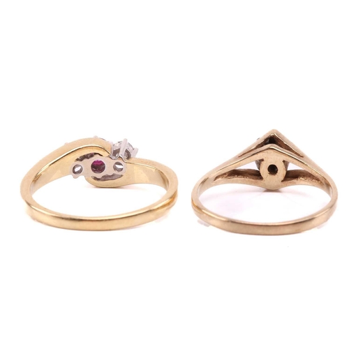 277 - Assorted jewellery items including a 9ct yellow money clip, a synthetic ruby and diamond three-stone... 