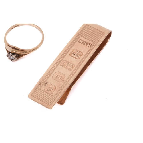 277 - Assorted jewellery items including a 9ct yellow money clip, a synthetic ruby and diamond three-stone... 