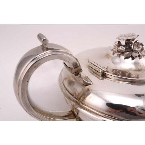 517 - Y A William IV silver tea pot, by Joseph Angell I & John Angell I, London 1833, of squat form rounde... 