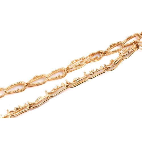 6 - A Modernism fancy link necklace in 18ct yellow gold, composed of textured links with bead details, c... 